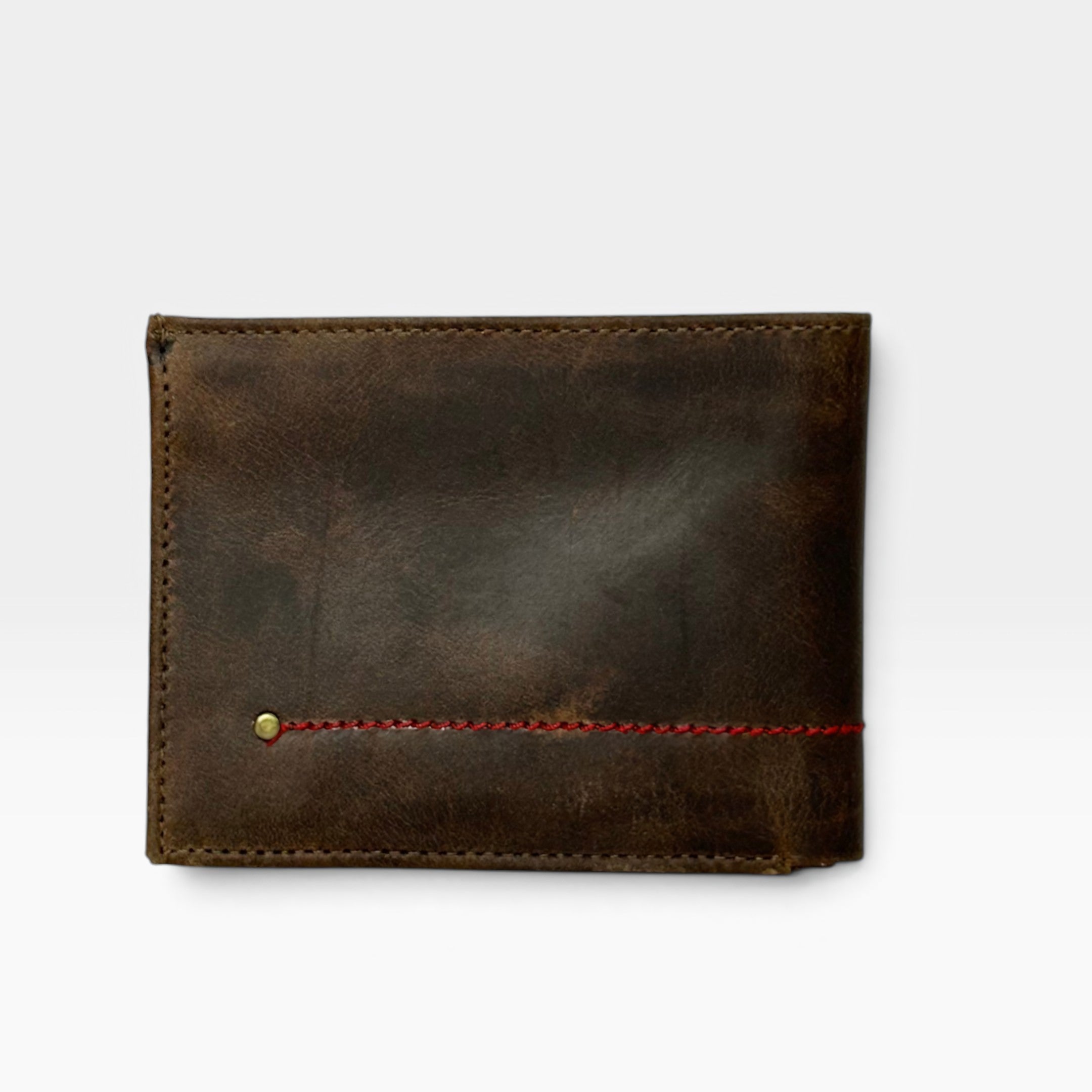 Reverso billetera cuero pull-up café con costura roja y remache dorado