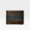 Billetera hombre cuero pull-up café oscuro con franja azul marino y logo PELLETTERIA grabado en relieve