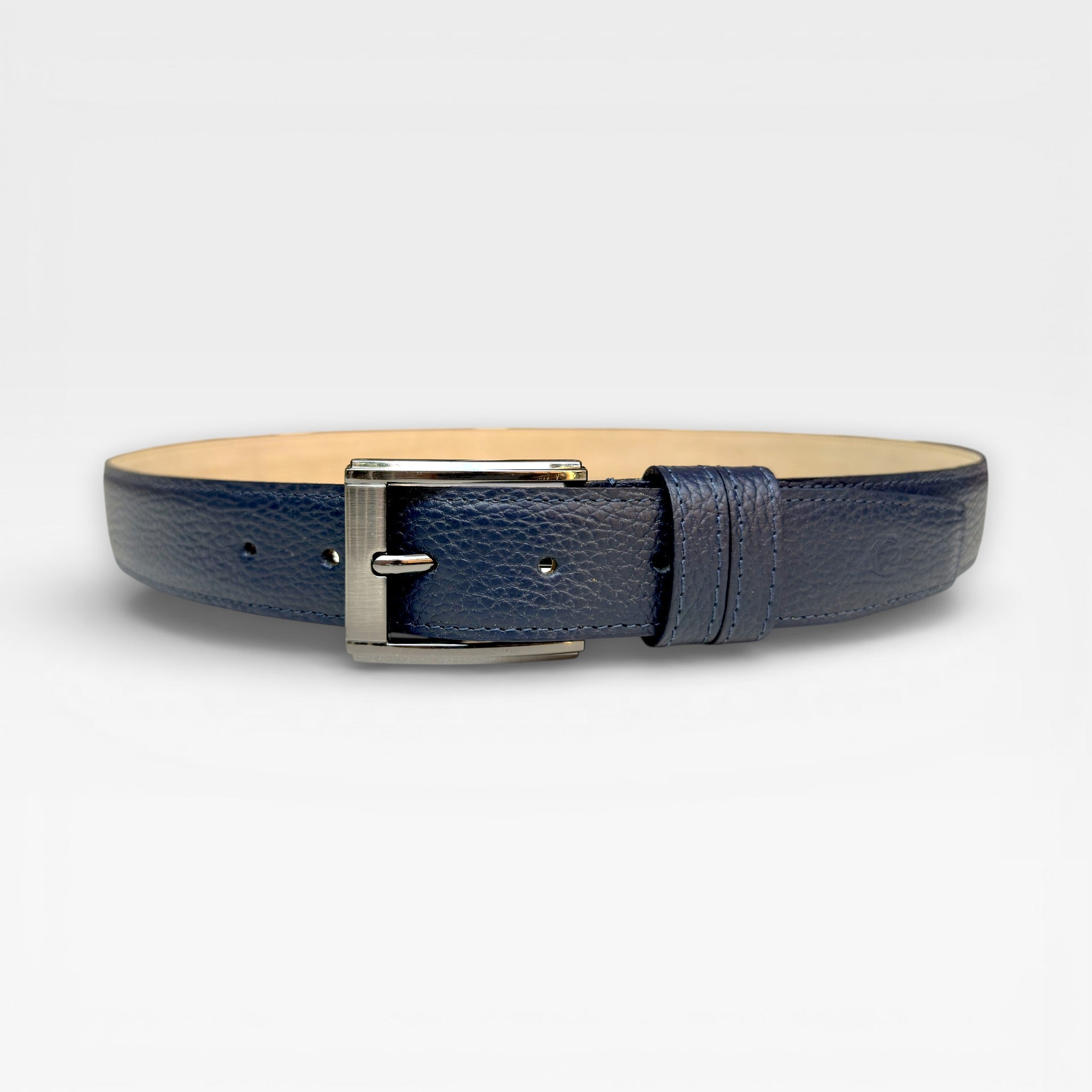 Cinturón Hombre "Grand" – La Fuerza del Cuero en su Máxima Expresión "Un cinturón con autoridad. Diseñado para resistir el paso del tiempo y las tendencias."