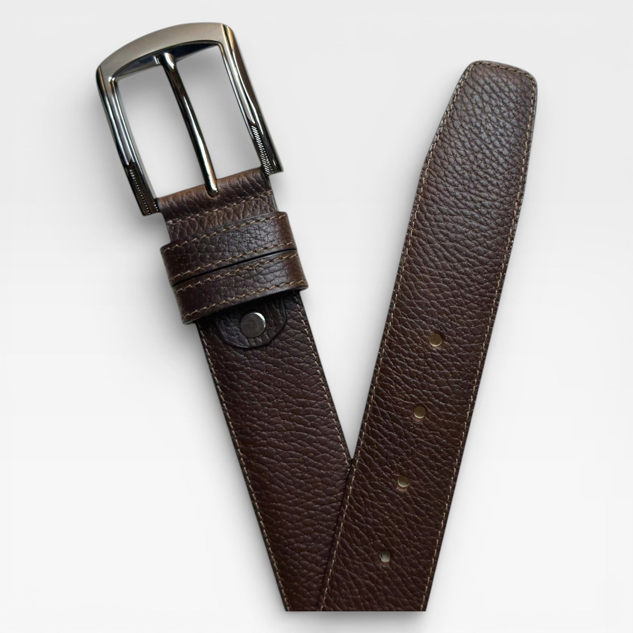 Cinturón Hombre "Grand" – La Fuerza del Cuero en su Máxima Expresión "Un cinturón con autoridad. Diseñado para resistir el paso del tiempo y las tendencias."