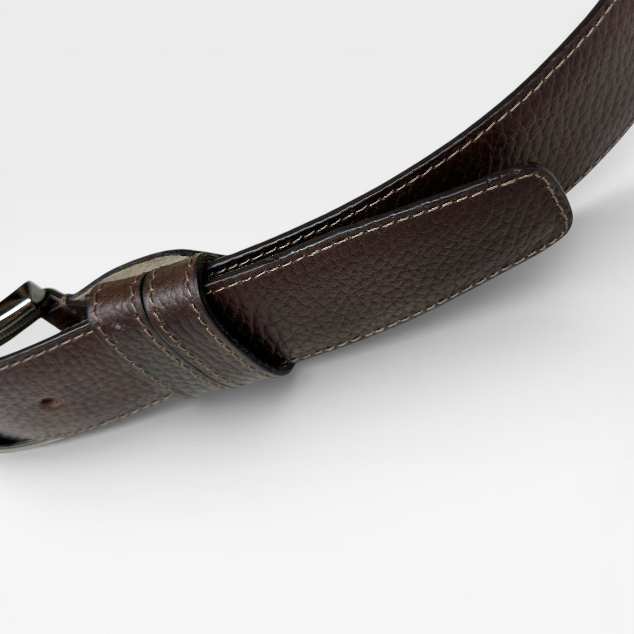 Cinturón Hombre "Grand" – La Fuerza del Cuero en su Máxima Expresión "Un cinturón con autoridad. Diseñado para resistir el paso del tiempo y las tendencias."