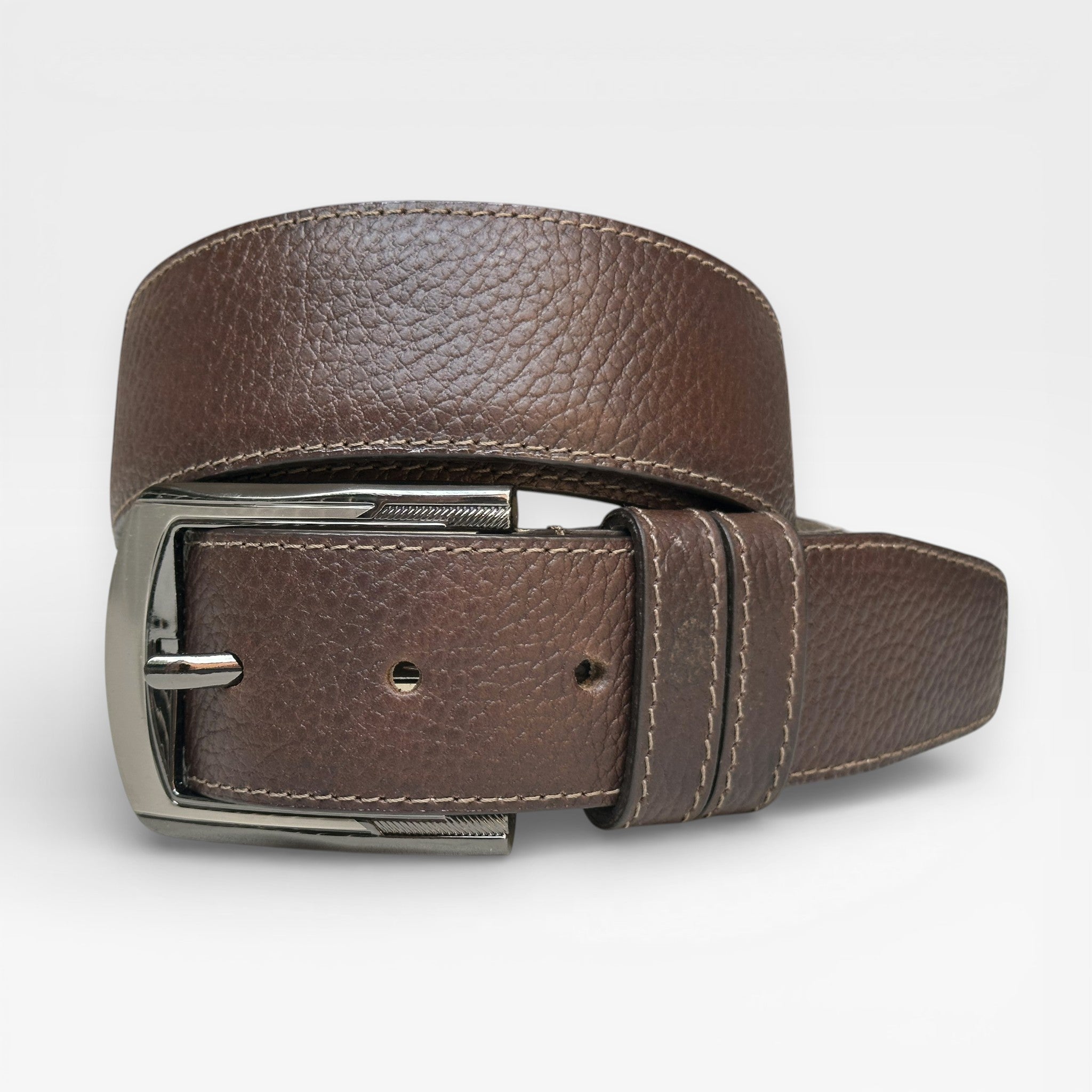 Cinturón Hombre "Grand" – La Fuerza del Cuero en su Máxima Expresión "Un cinturón con autoridad. Diseñado para resistir el paso del tiempo y las tendencias."