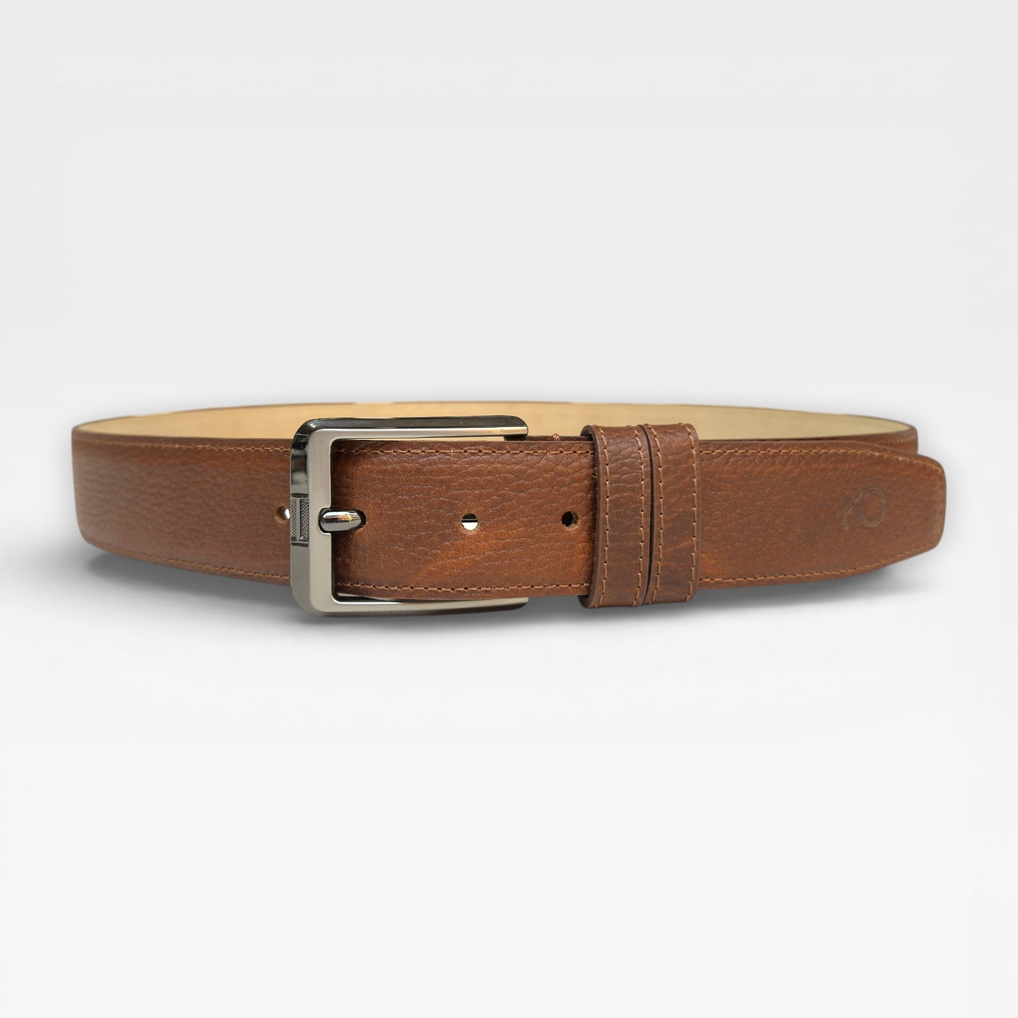 Cinturón Hombre "Grand" – La Fuerza del Cuero en su Máxima Expresión "Un cinturón con autoridad. Diseñado para resistir el paso del tiempo y las tendencias."