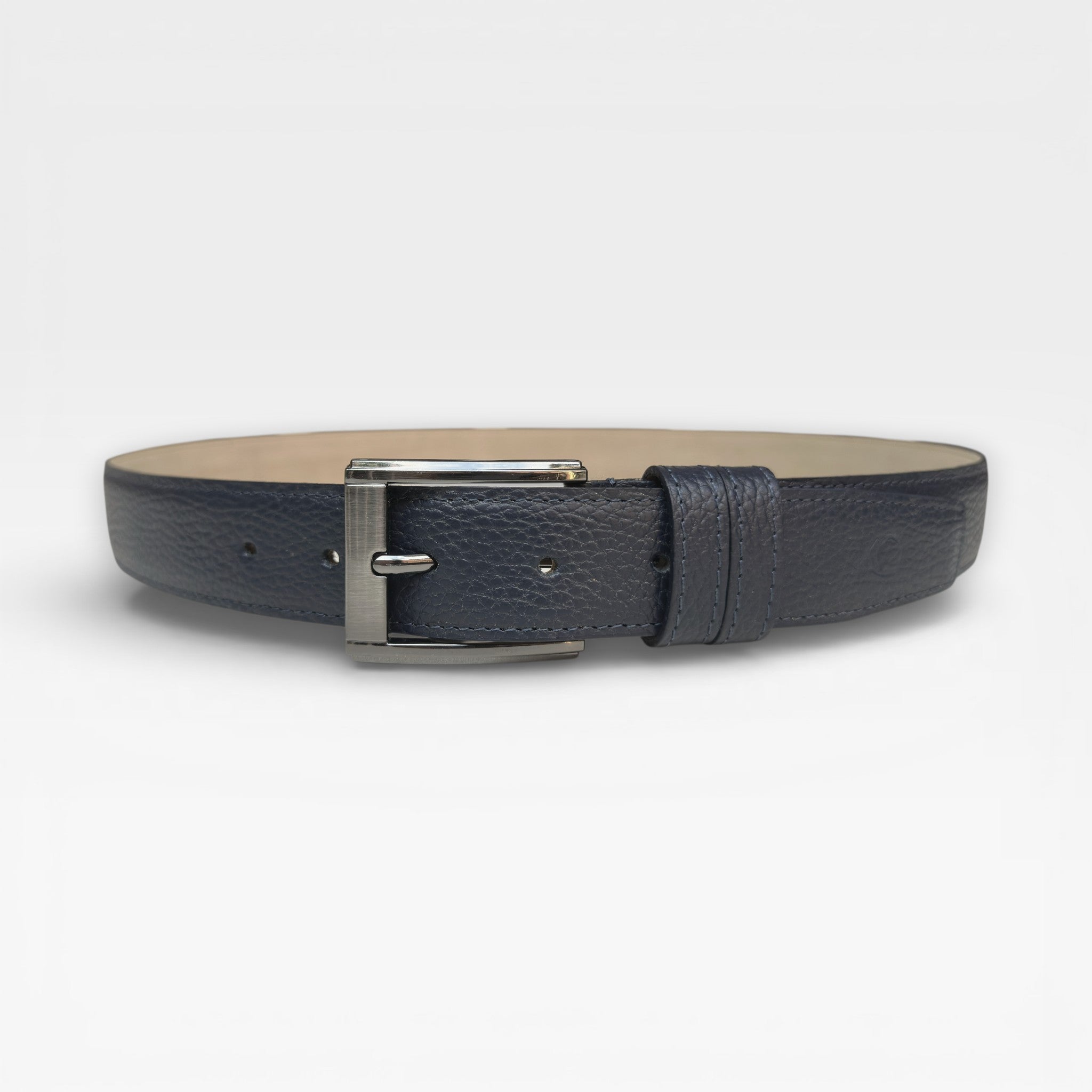 Cinturón Hombre "Grand" – La Fuerza del Cuero en su Máxima Expresión "Un cinturón con autoridad. Diseñado para resistir el paso del tiempo y las tendencias."