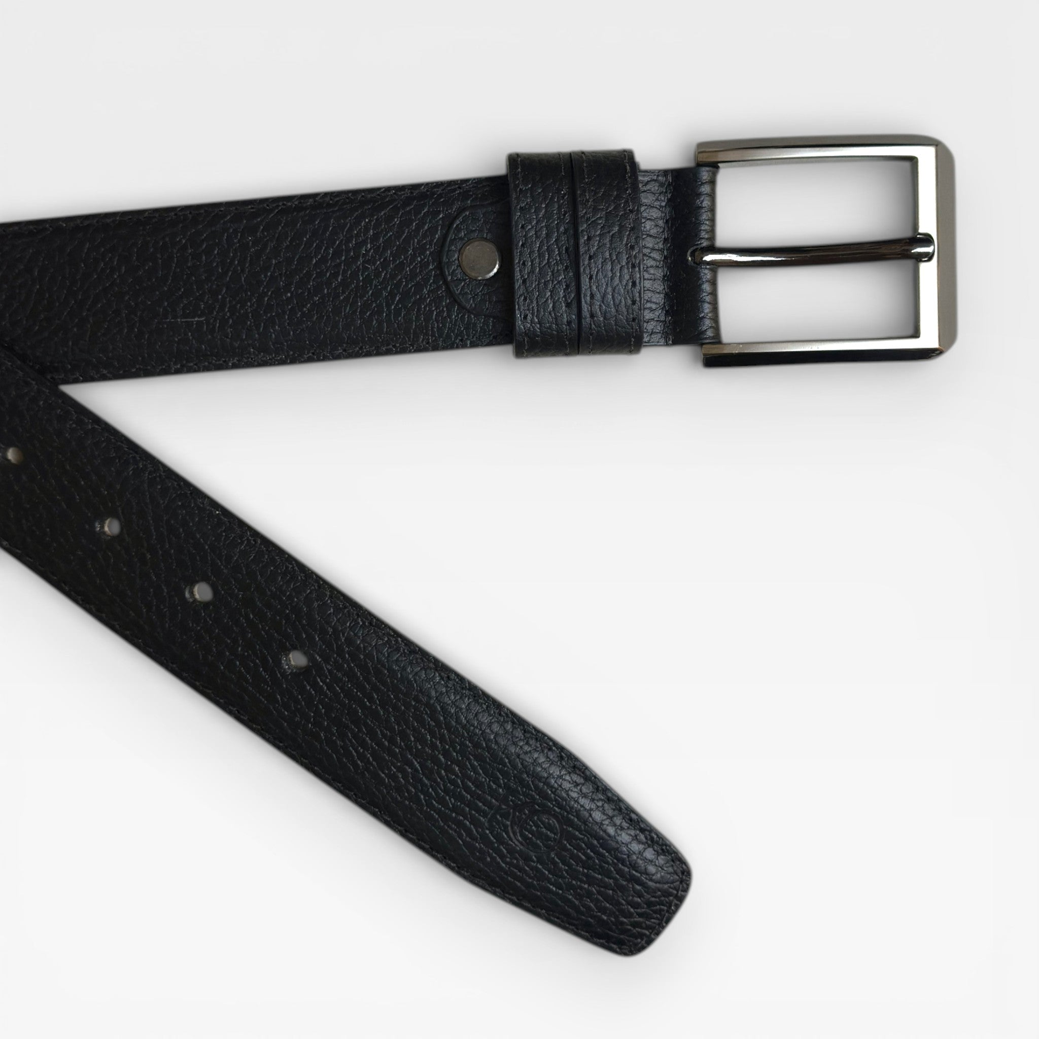 Cinturón Hombre "Grand" – La Fuerza del Cuero en su Máxima Expresión "Un cinturón con autoridad. Diseñado para resistir el paso del tiempo y las tendencias."