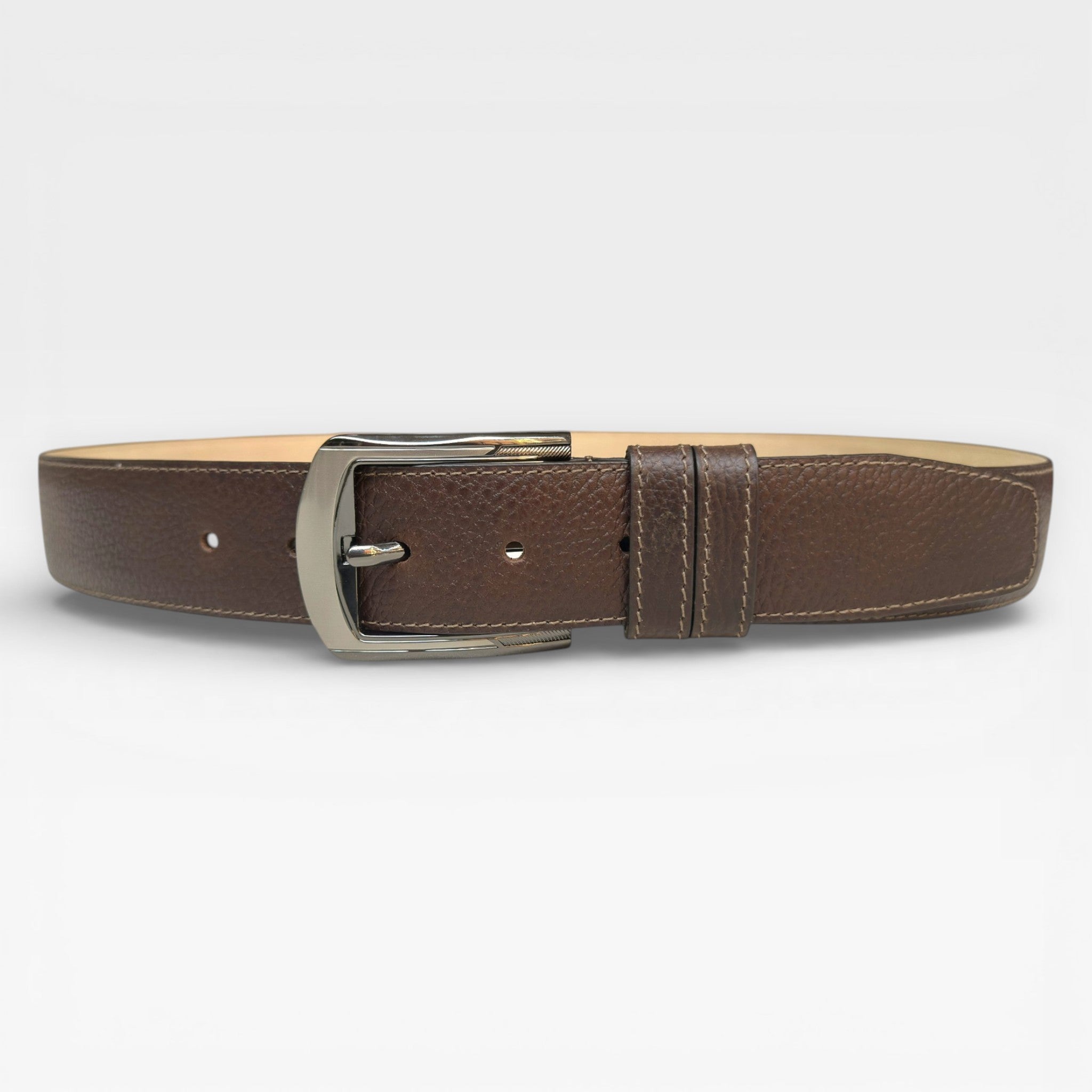 Cinturón Hombre "Grand" – La Fuerza del Cuero en su Máxima Expresión "Un cinturón con autoridad. Diseñado para resistir el paso del tiempo y las tendencias."