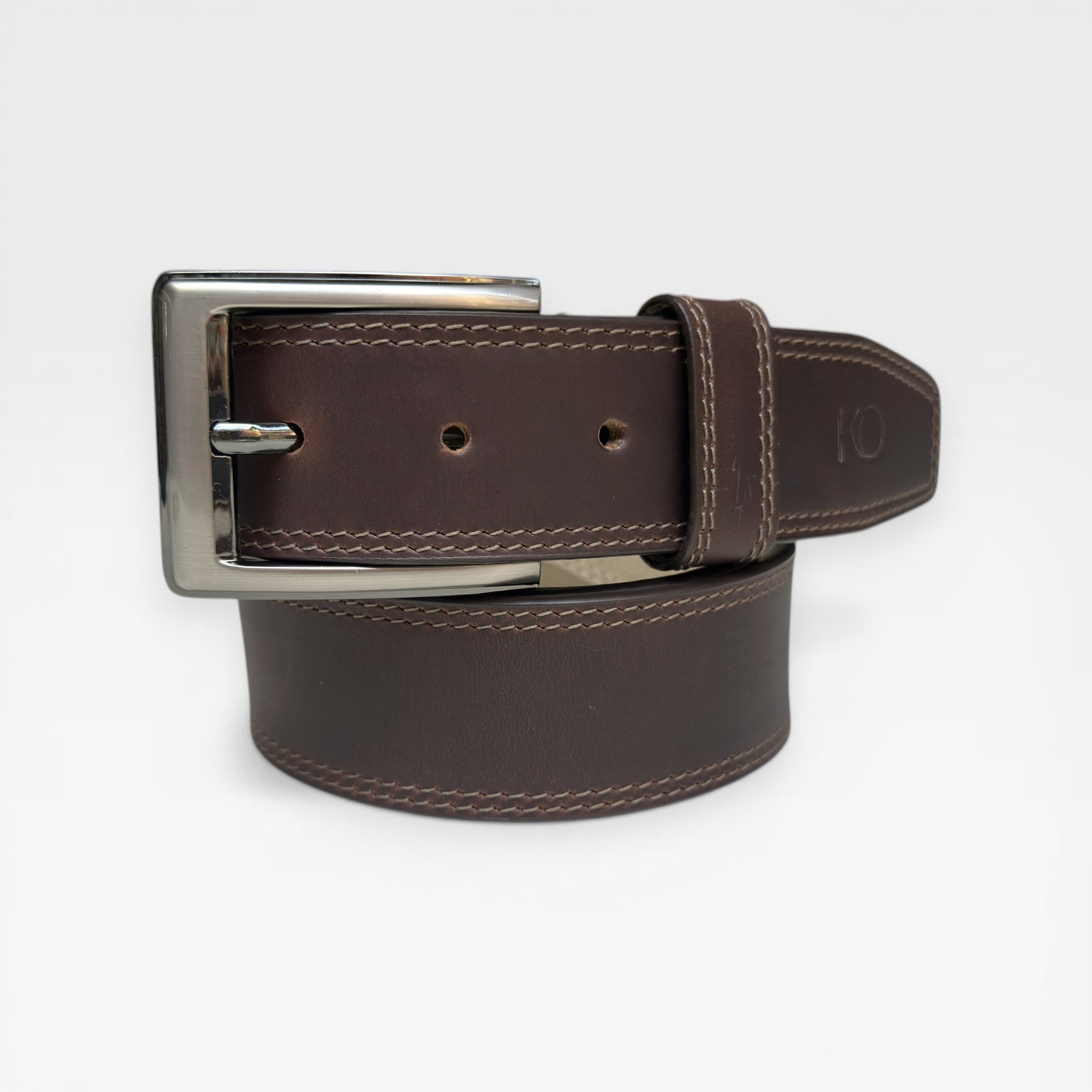 Cinturón Hombre "Enduring" – La Resistencia Definitiva en Cuero Vacuno "Diseñado para no fallar. El cinturón que sobrevive al trote diario con elegancia."