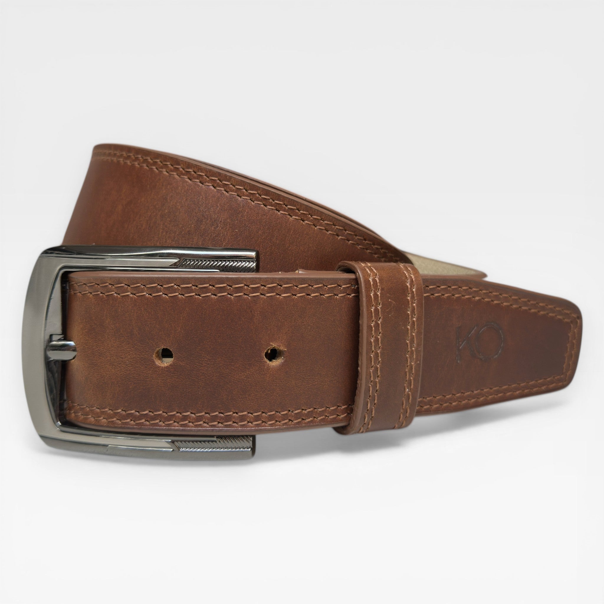 Cinturón Hombre "Enduring" – La Resistencia Definitiva en Cuero Vacuno "Diseñado para no fallar. El cinturón que sobrevive al trote diario con elegancia."