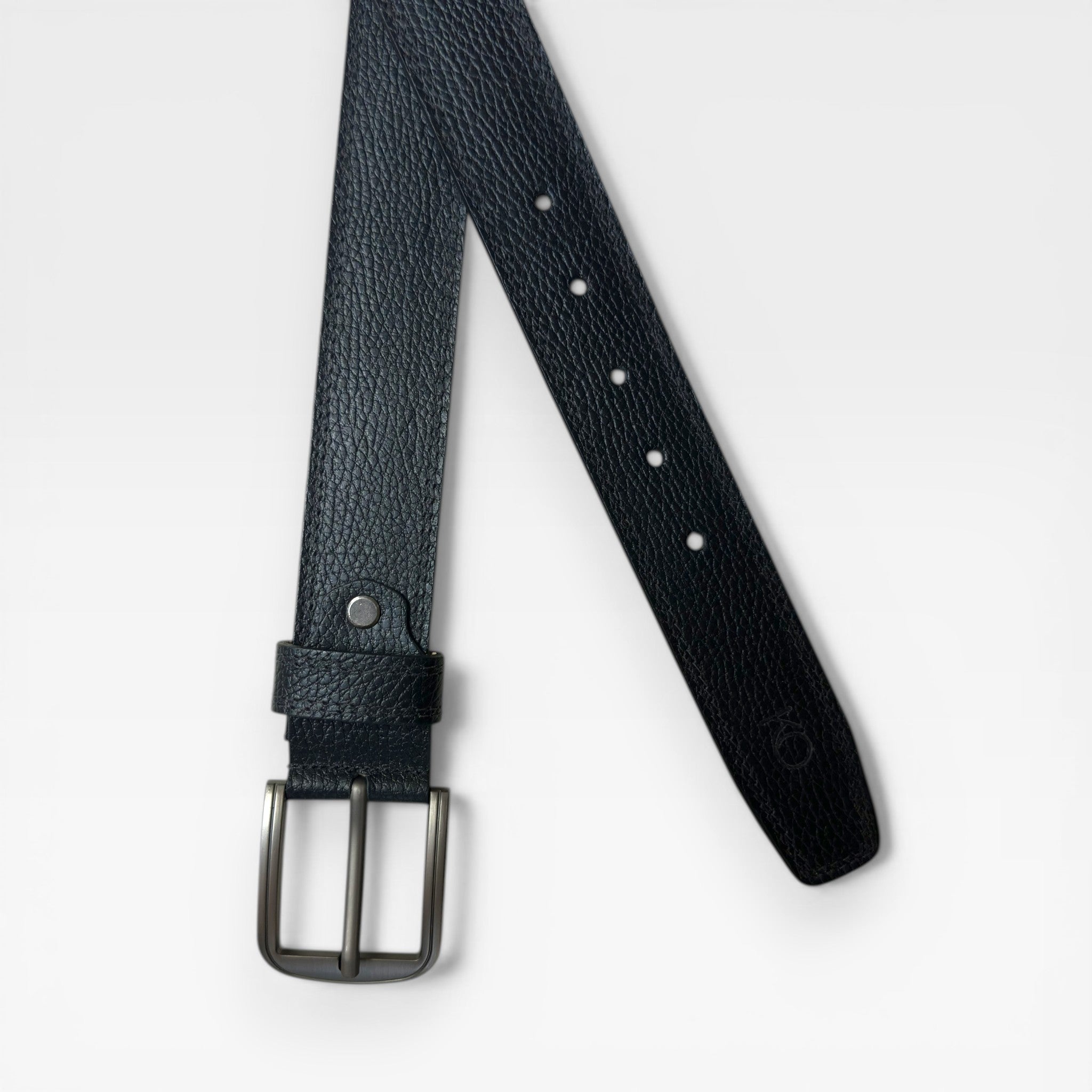 Cinturón Hombre "Enduring" – La Resistencia Definitiva en Cuero Vacuno "Diseñado para no fallar. El cinturón que sobrevive al trote diario con elegancia."