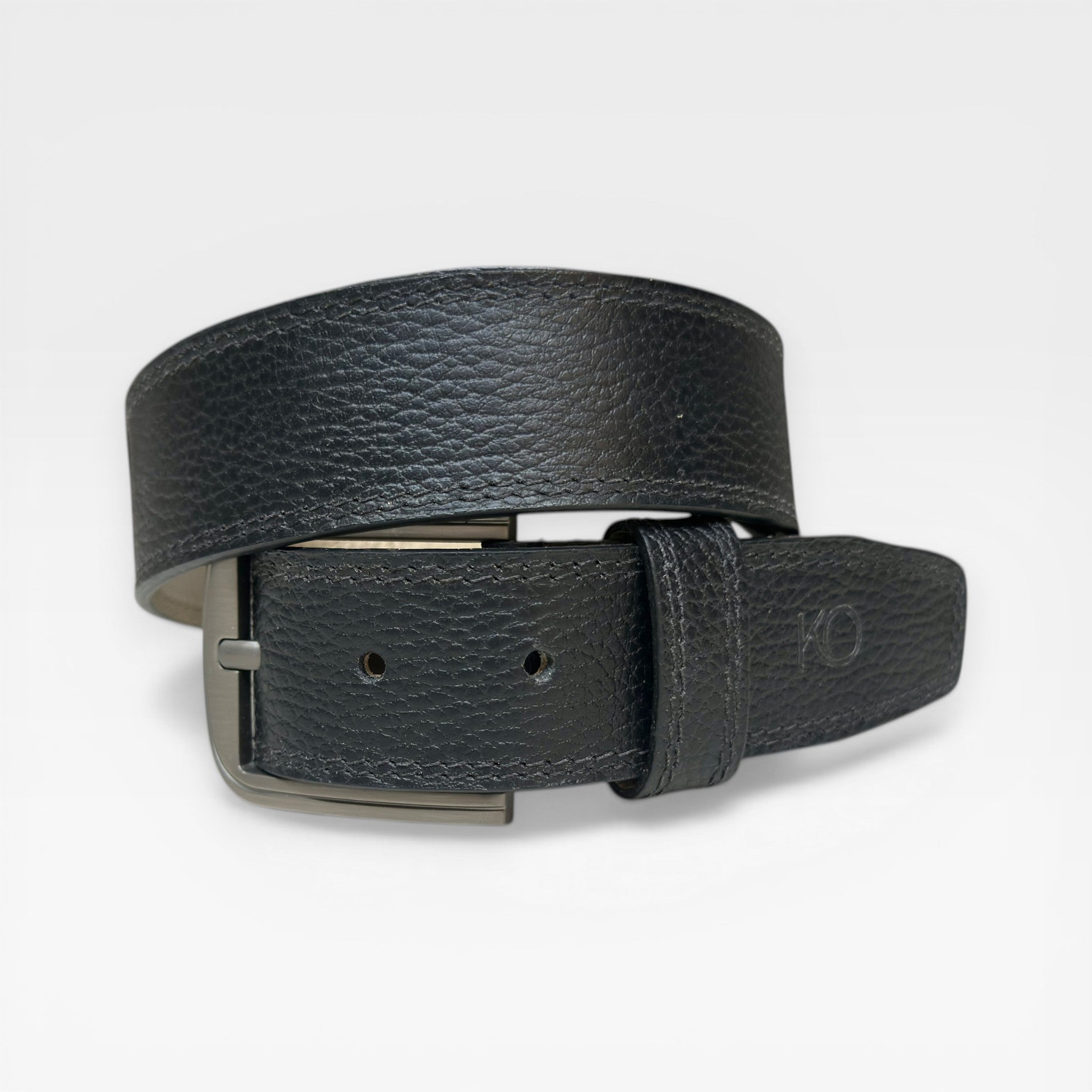 Cinturón Hombre "Enduring" – La Resistencia Definitiva en Cuero Vacuno "Diseñado para no fallar. El cinturón que sobrevive al trote diario con elegancia."