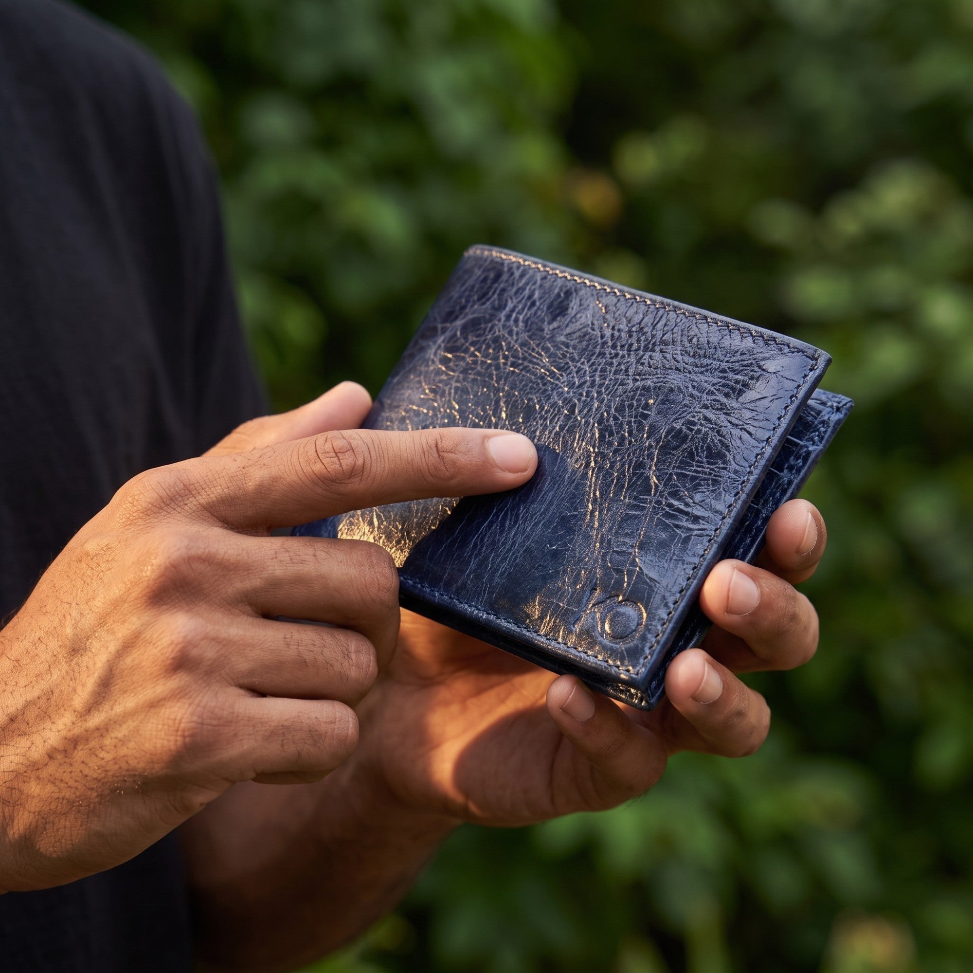 Billetera kopelletteria para hombre en cuero azul traslúcido con bordes artesanales y protección RFID