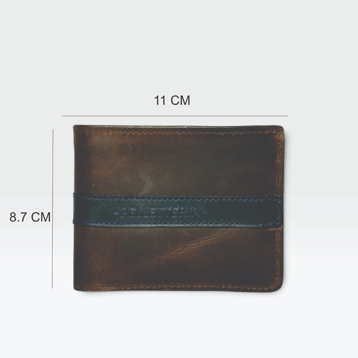 Billetera kopelletteria de cuero pull-up café con franja azul marino, logo grabado y protección RFID.