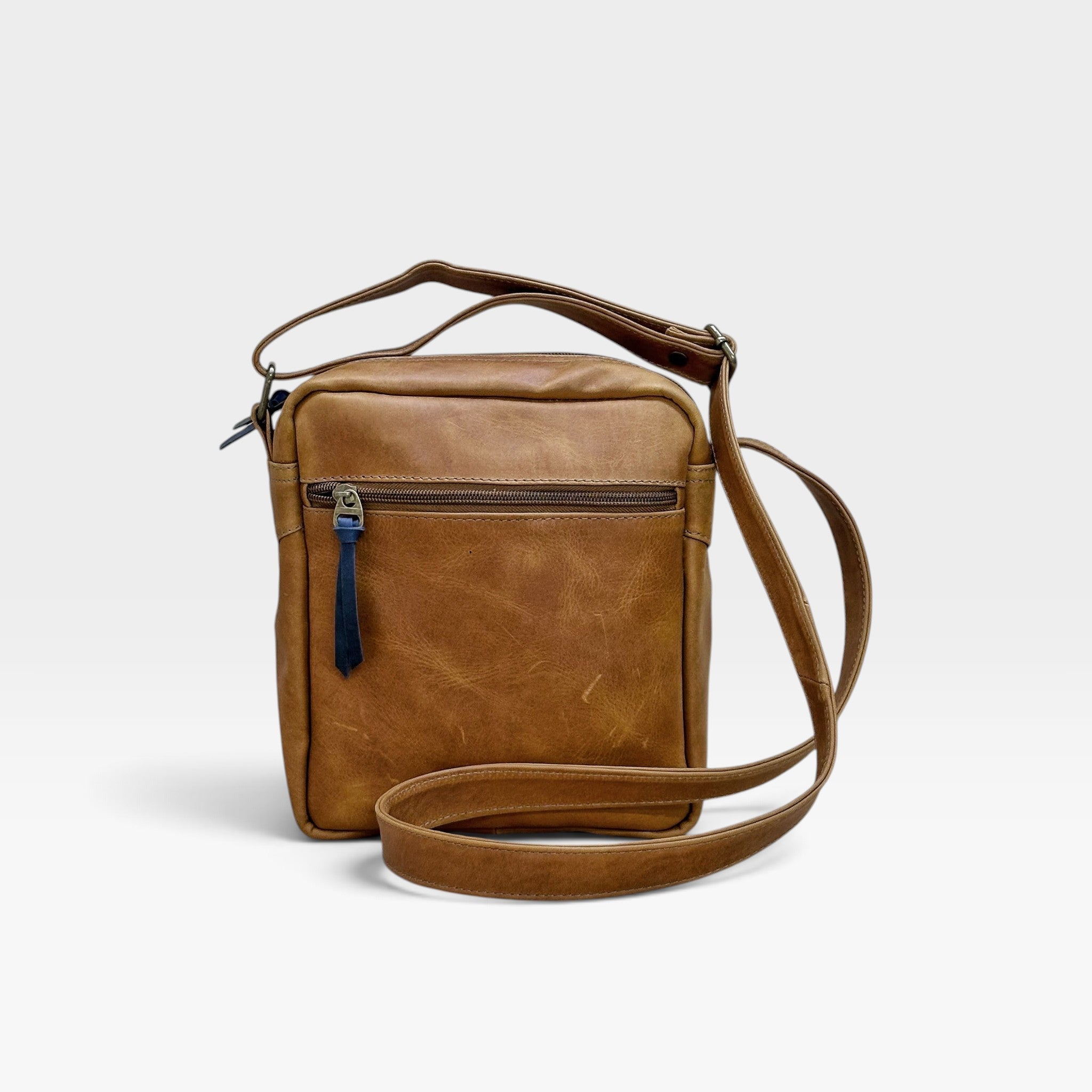 Bolso manos libres kopelletteria en cuero rústico marrón ocre con correa ajustable y cremallera de contraste azul