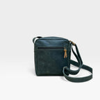 Bolso manos libres kopelletteria en cuero rústico azul profundo con cremallera posterior y correa ajustable