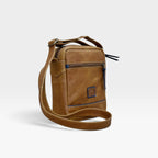 Bolso manos libres kopelletteria en cuero rústico color ocre con detalles en azul y correa ajustable para hombre