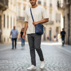 Hombre caminando en la ciudad con bolso manos libres azul de cuero genuino de la marca kopelletteria