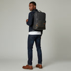 Hombre con morral kopelletteria de cuero gris oscuro con textura microperforada y detalles en tono miel