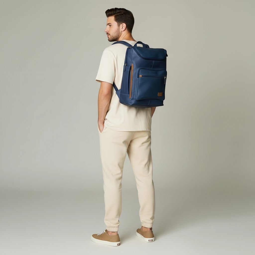 Hombre con morral azul de cuero genuino kopelletteria, diseño urbano con compartimento para laptop y detalles en cuero.