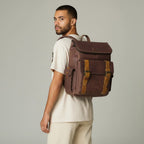 Hombre con morral urbano kopelletteria de cuero marrón con detalles ocre, diseño utilitario y compartimento para laptop
