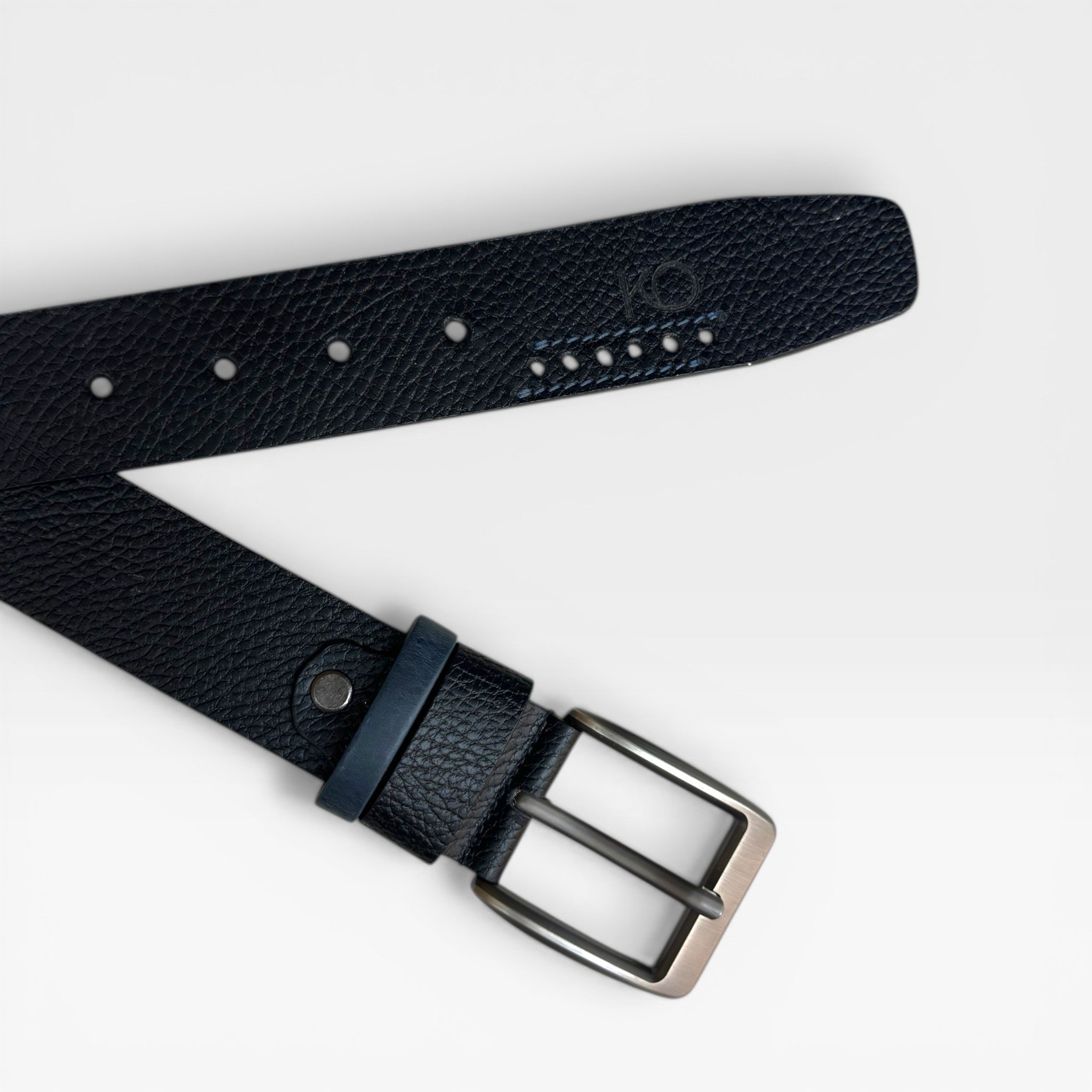 Cinturón Hombre "Stylish" – El Detalle de Autor en Cuero Legítimo "No es solo un cinturón, es la pieza que define tu estilo."