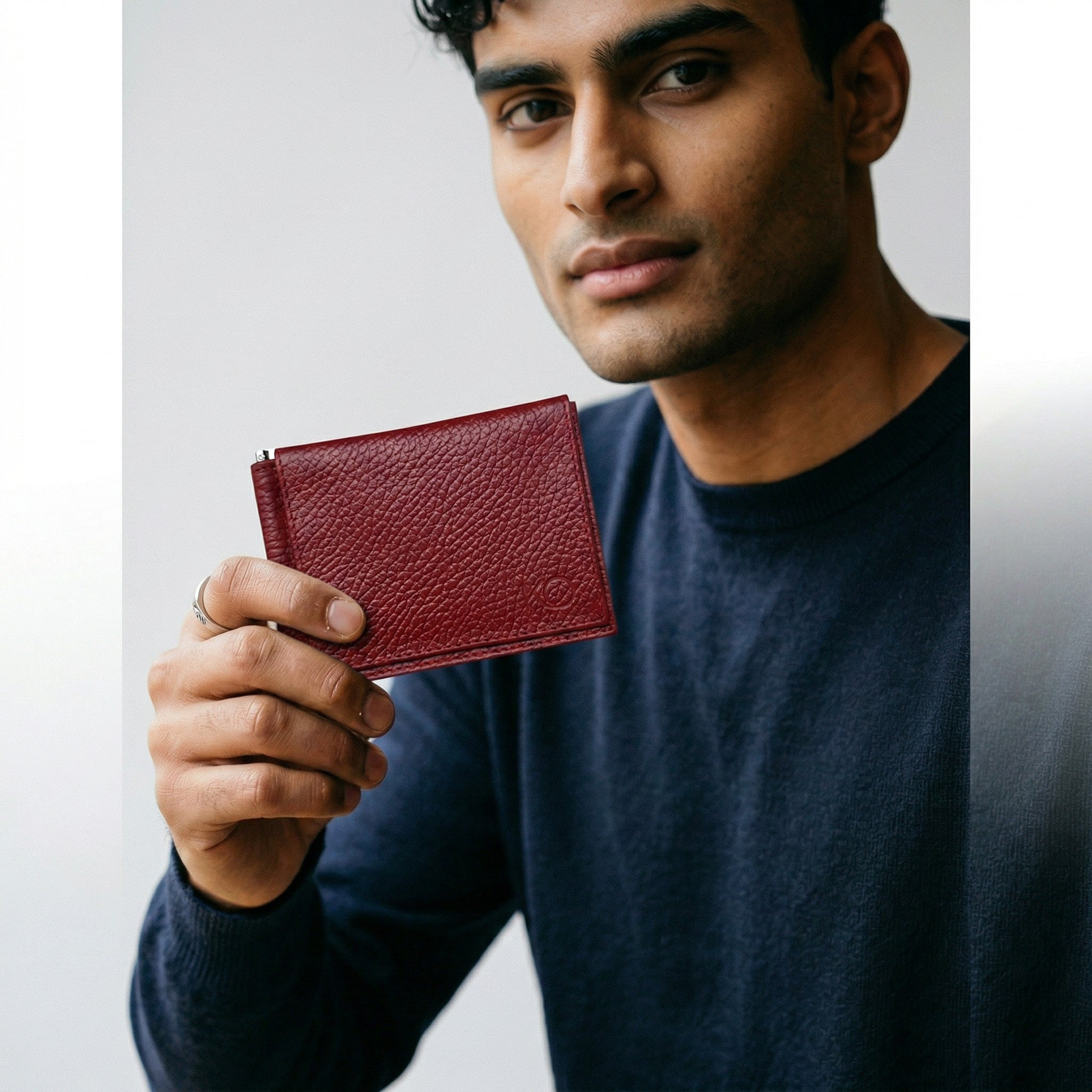 Pisa Billetes "Flipper" – Minimalismo Inteligente en Cuero Genuino "Libertad total en tu bolsillo. El diseño más delgado para el hombre práctico."